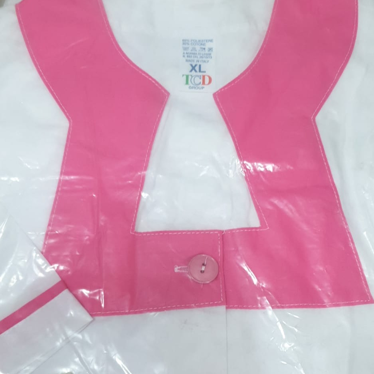 Divisa elegante da cameriera. Personalizzabile con il tuo logo